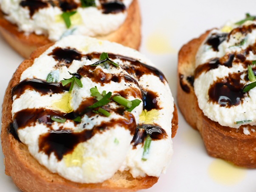 catering ricotta crostini